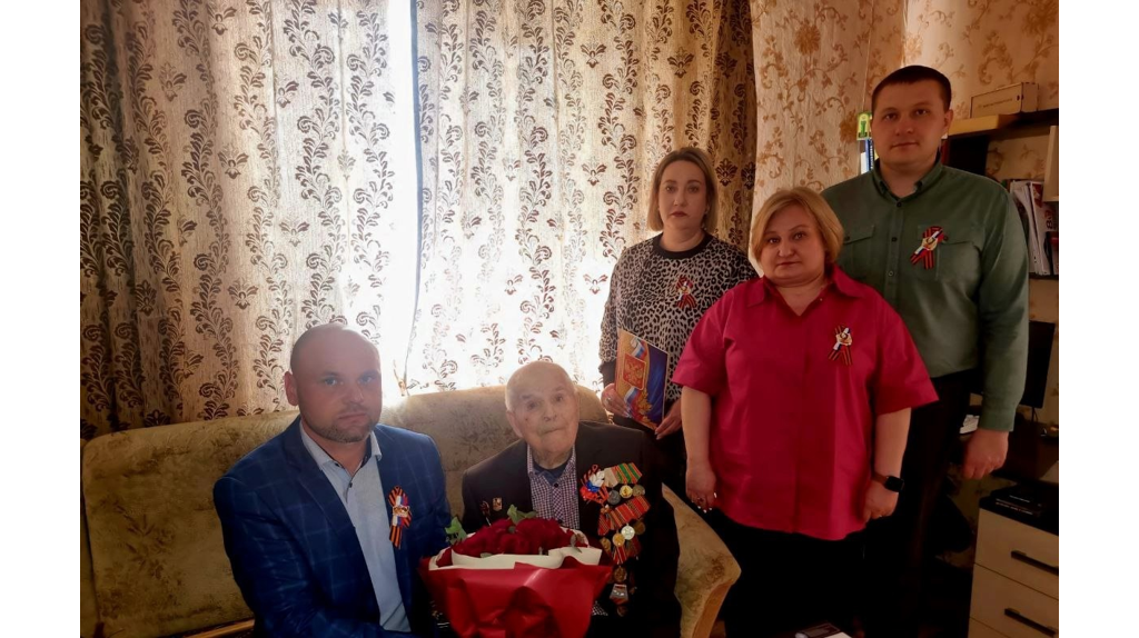 Почепские судьи поздравили с 80-летием Победы ветерана Никифора Шевелева 