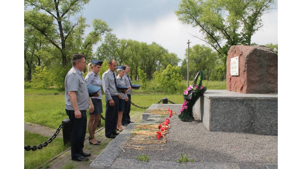 Сотрудники брянского УФСИН посетили мемориал «Жертвам фашизма»
