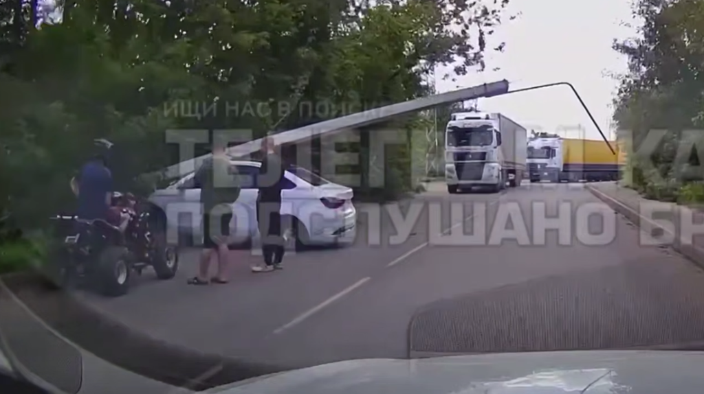 В Брянске на проезде Московском легковушка повалила столб