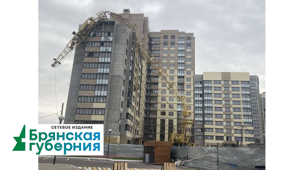 Момент падения крана на улице Грибачёва в Брянске попал на видео