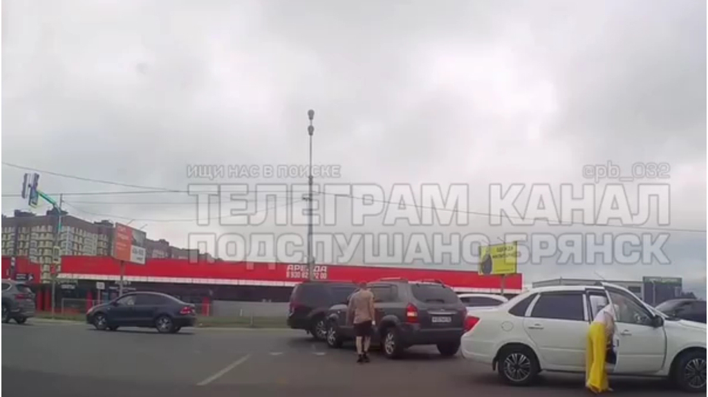 На трассе в брянском поселке Путевка столкнулись две легковушки