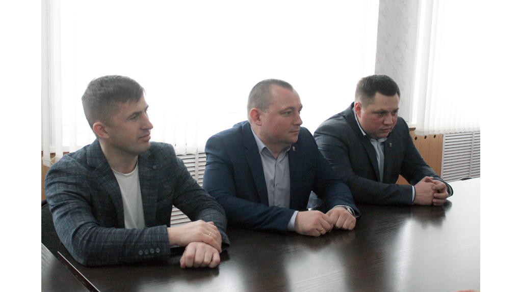 В Карачеве многодетным семьям торжественно вручили жилищные сертификаты