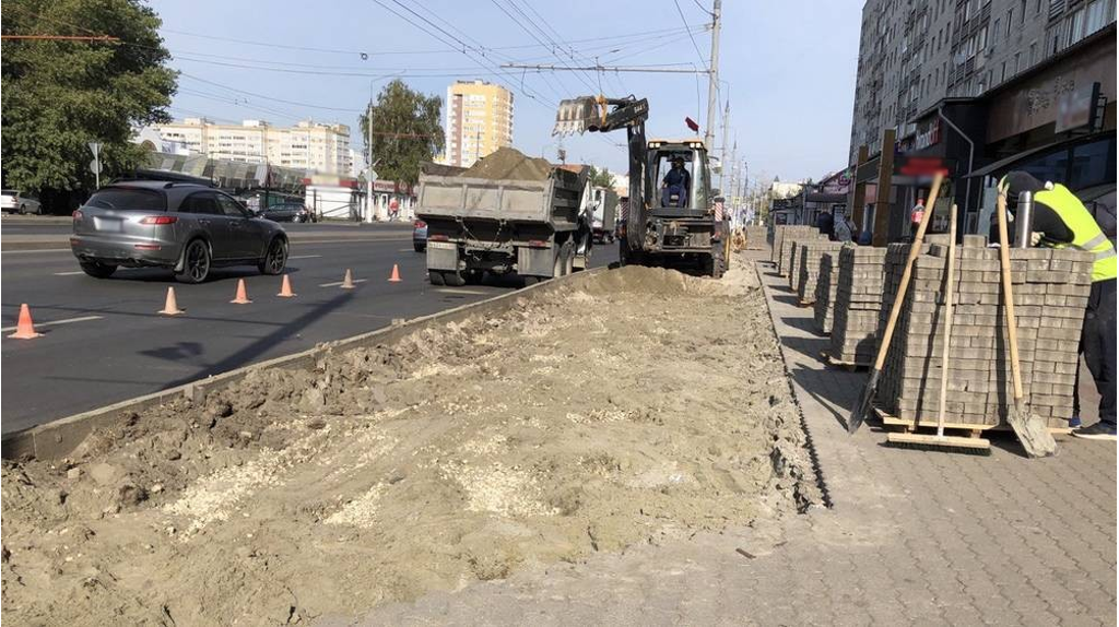 В Брянске на улице Авиационной обустроили длинный заездной карман