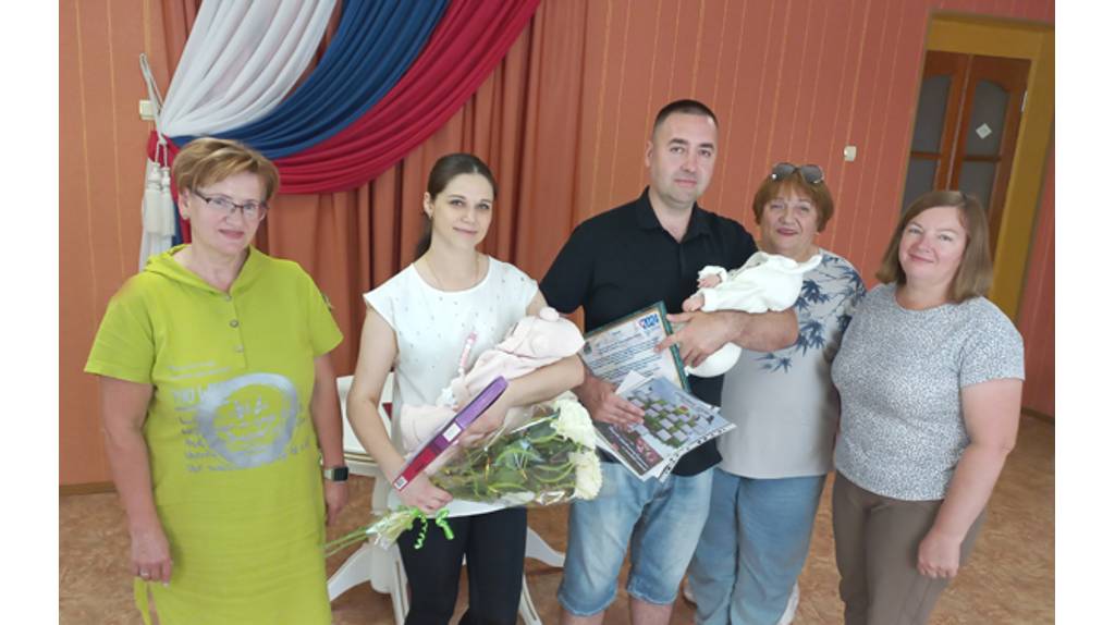 В Жуковке Брянской области поздравили семью Каиновых с рождением двойни