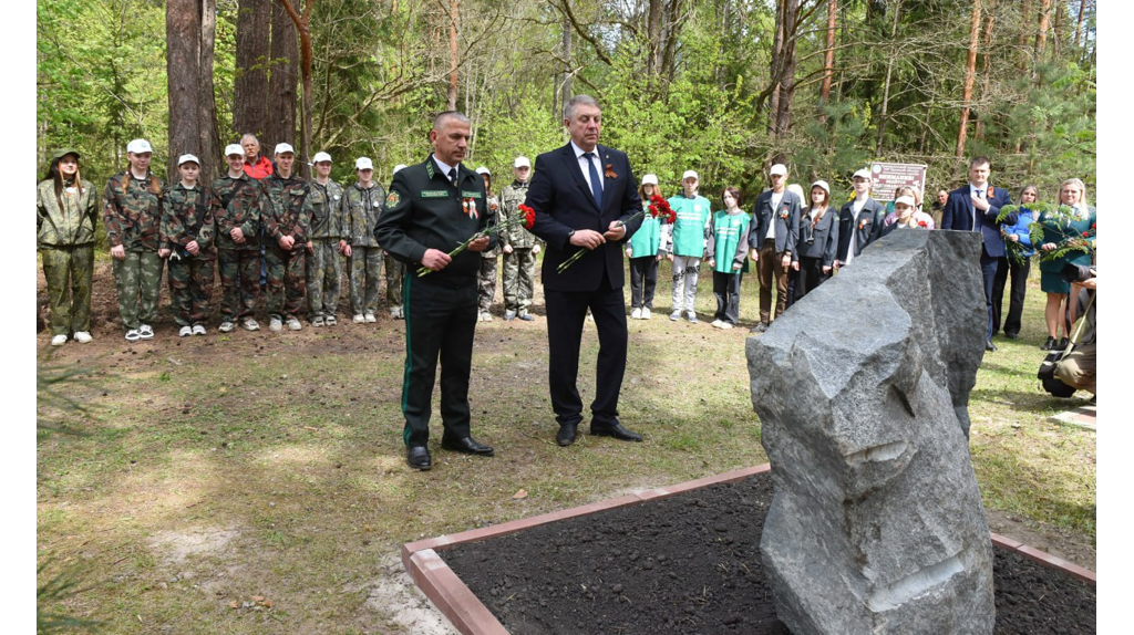 На Брянщине торжественно открыли памятный знак лесникам-партизанам России и Беларуси