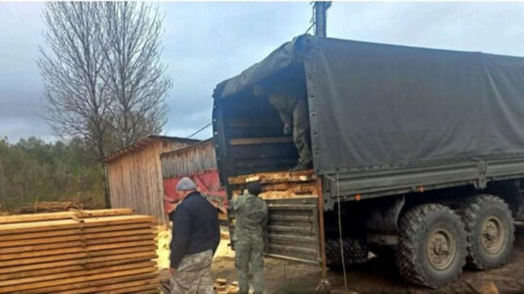 Жители села Лопатни помогли военному собрать доски для блиндажа