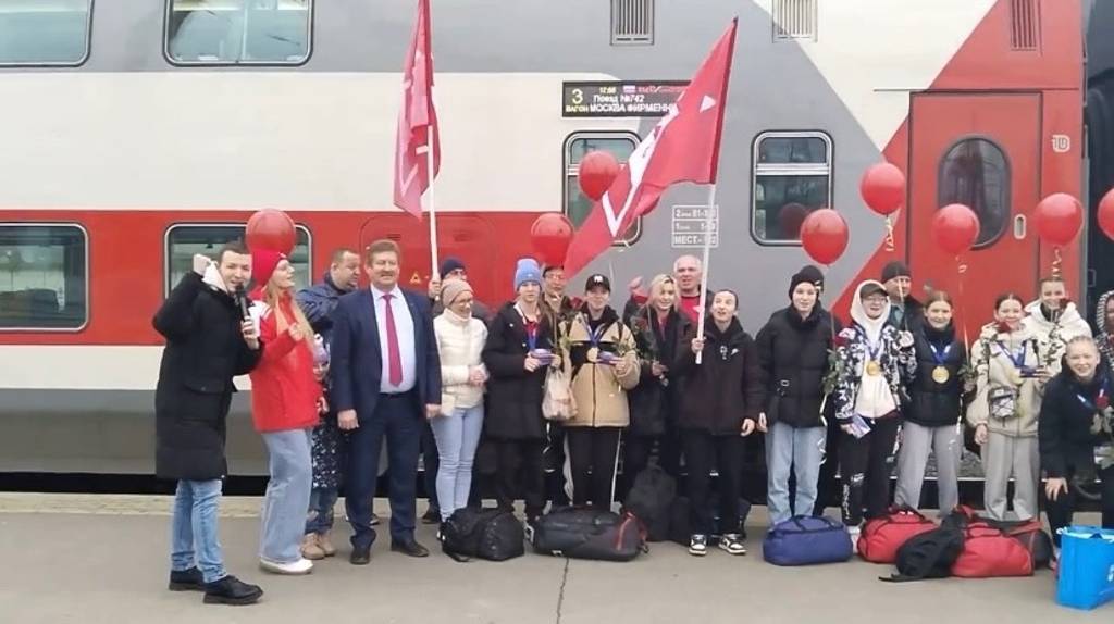 В Брянске торжественно встретили на вокзале чемпионок России по мини-футболу