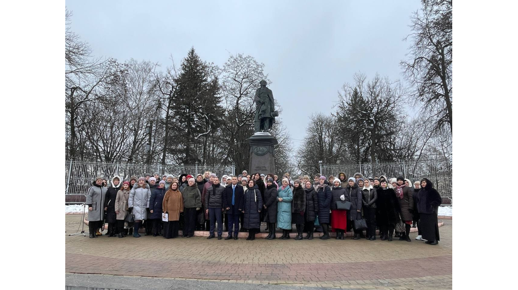 На Театральной площади в Брянске возложили цветы к памятнику Тютчева