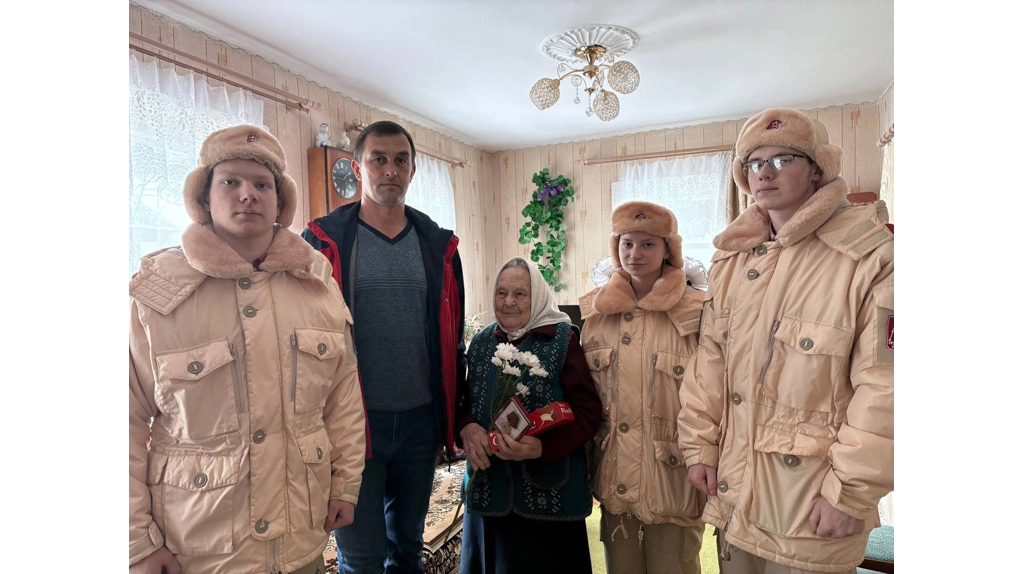 Унечским труженицам тыла вручили медали в честь 80-летия Великой Победы