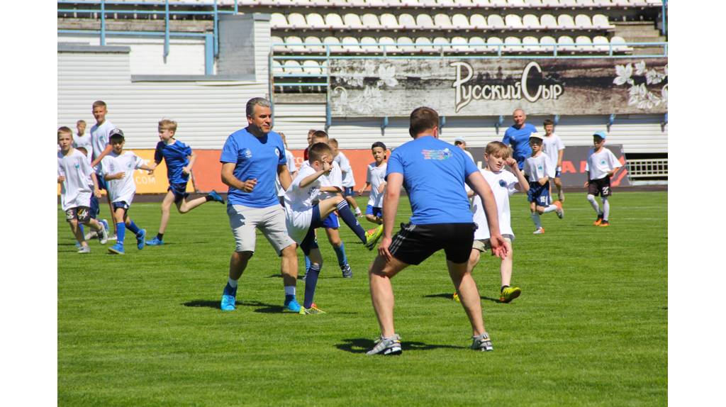 В Брянске футбольный матч 100 детей против 15 взрослых завершился ничьей