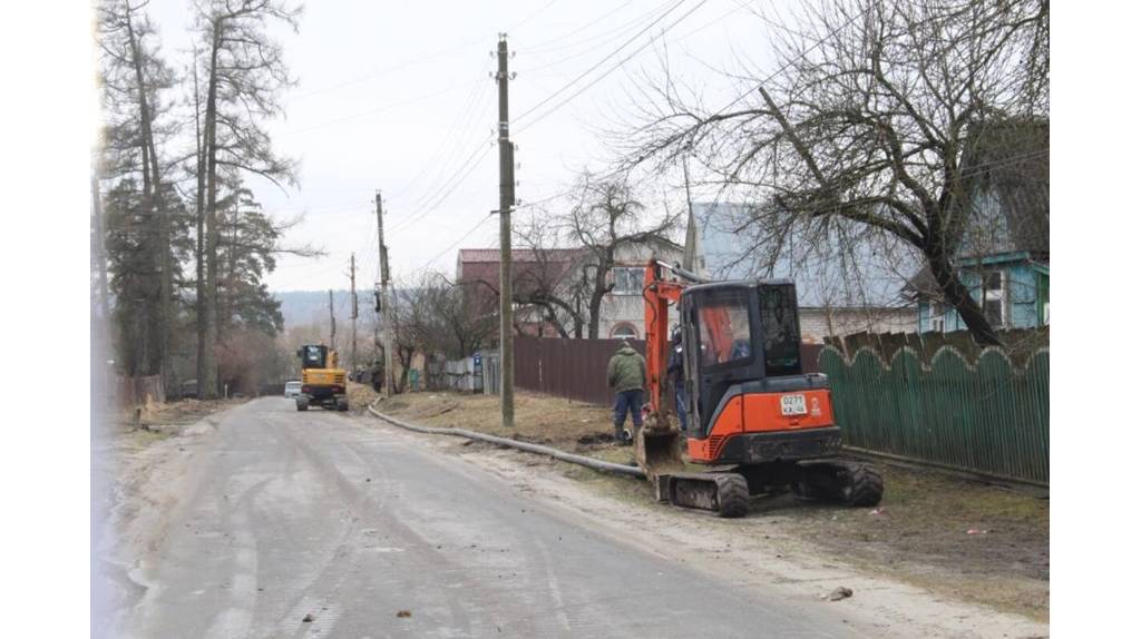 В поселке Локоть продолжается реконструкция системы водоснабжения