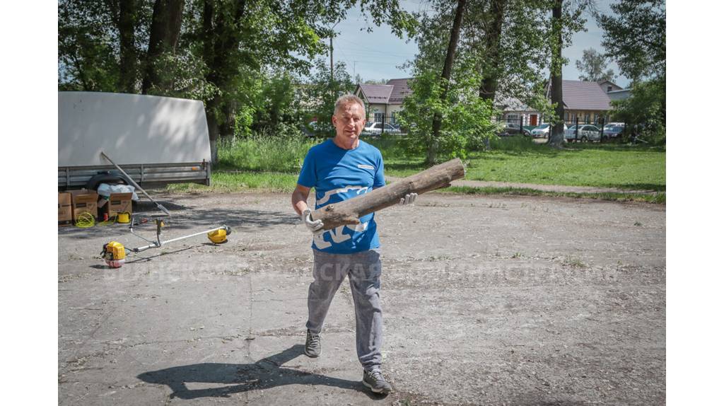 Вице-мэр Брянска Сергей Антошин вышел на покос травы в рамках акции «Чистый город»