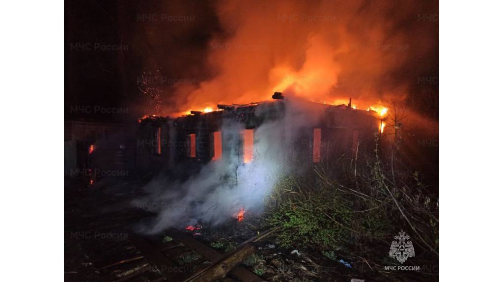 При ночном пожаре в Карачеве пострадал человек