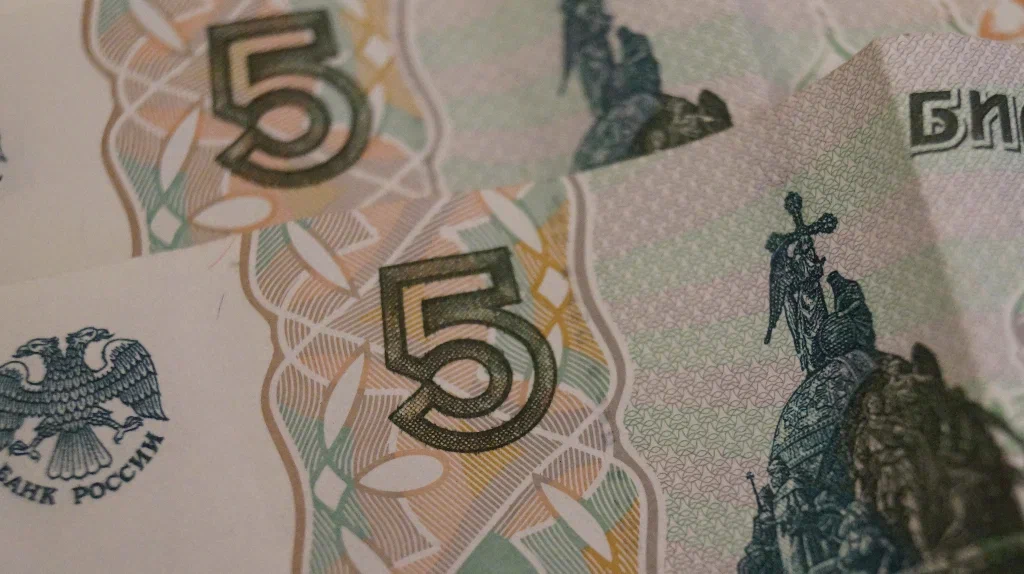 Жительница Брянска подарила инвестиционным мошенникам 300 тысяч рублей