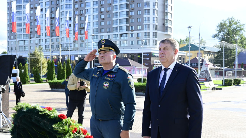 Глава МЧС РФ Куренков в Брянске возложил цветы к стеле «Город воинской славы»