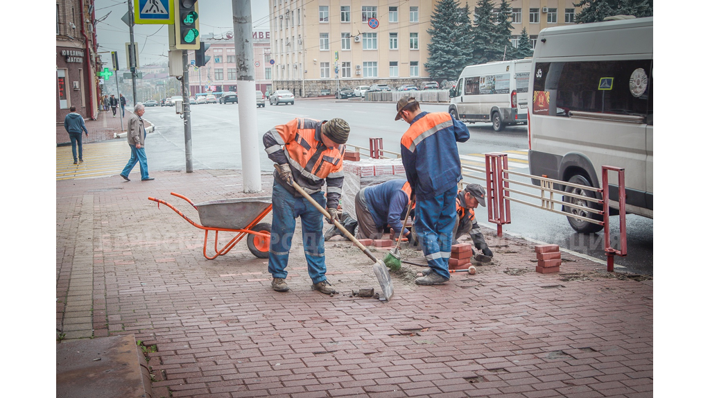 На площади Ленина в Брянске идет замена тротуарной плитки