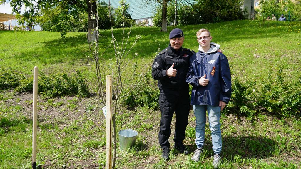 Брянские росгвардейцы поддержали акцию «Сад памяти»