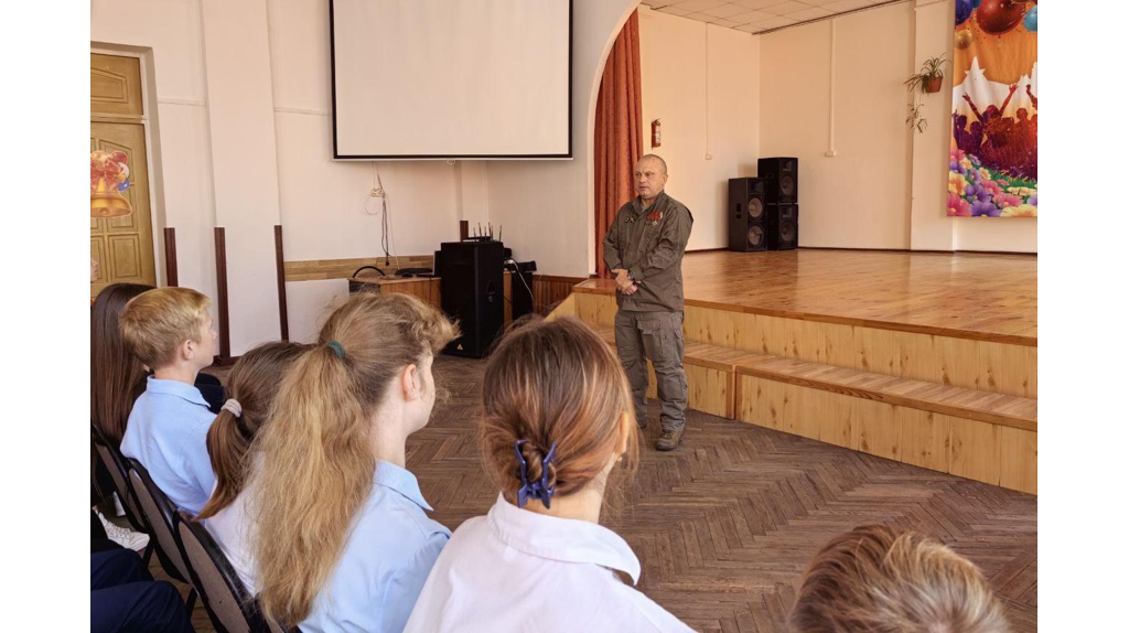 Сотрудники ОМОН в свой профессиональный праздник провели урок для брянских школьников