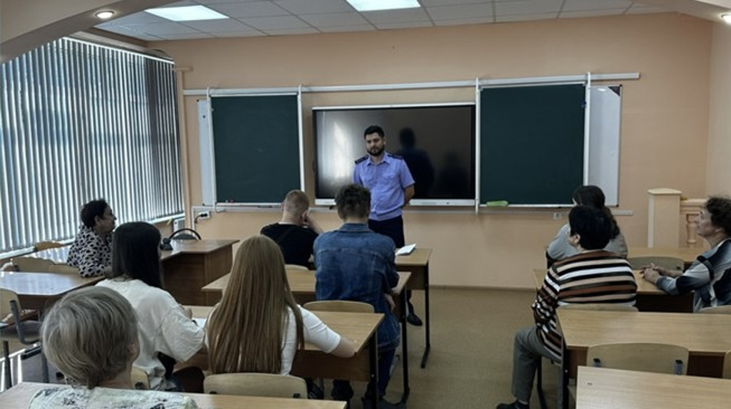 Следователь провел урок безопасности в школе №60 Брянска