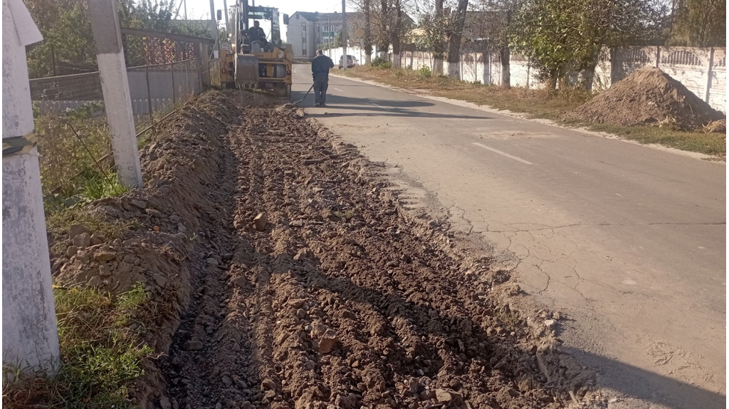 В поселке Локоть началось строительство тротуара по улице Победы