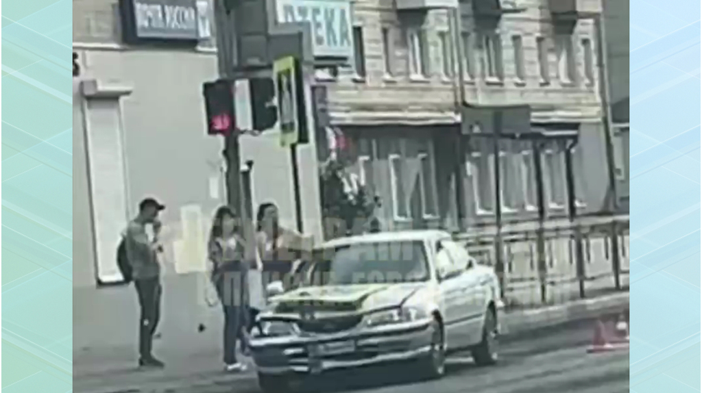 В Брянске на улице Никитинской легковушка снесла столб