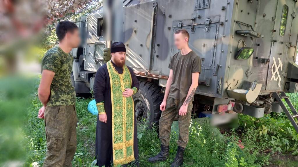 Брянский военный священник посетил боевой расчет войск ПВО