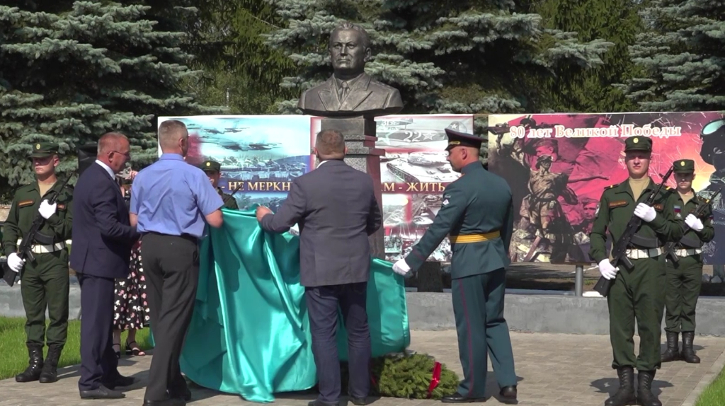 В Погаре открыли бюст генерал-полковнику Алексею Крюкову