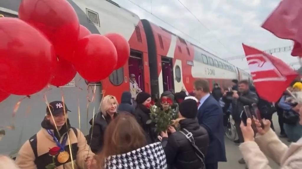 В Брянске торжественно встретили на вокзале чемпионок России по мини-футболу