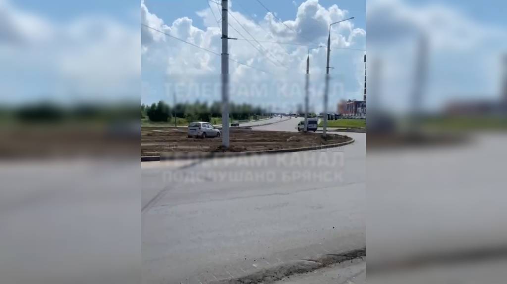 Автомобилист пролетел мимо кольца возле ТРЦ «Аэропарк» в Брянске