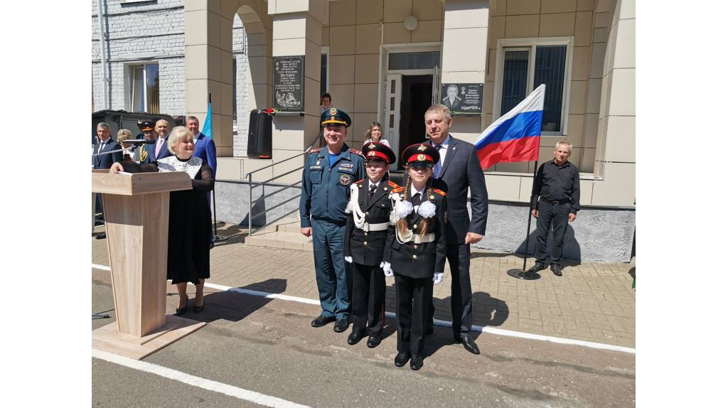 Губернатор Александр Богомаз поздравил выпускников клинцовской кадетской школы «Юный спасатель»
