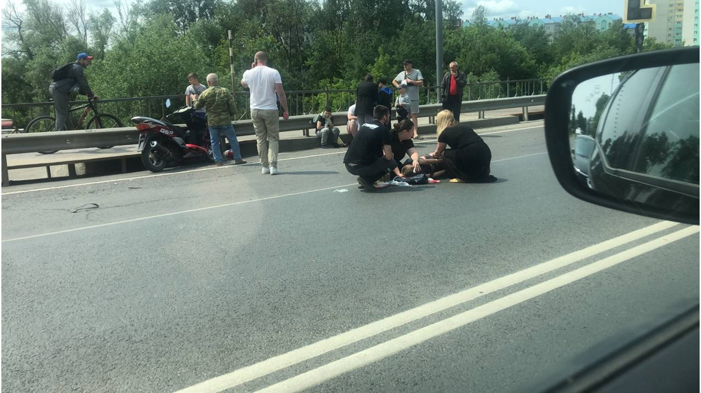 В брянской Путёвке сбили парня на скутере