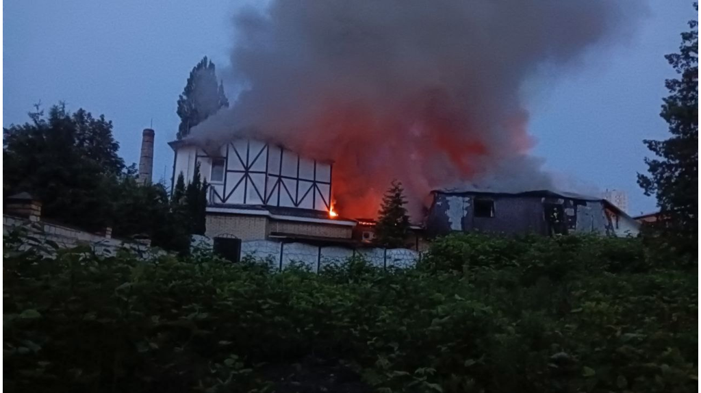 В загоревшейся ночью брянской гостинице с сауной отдыхали 12 человек