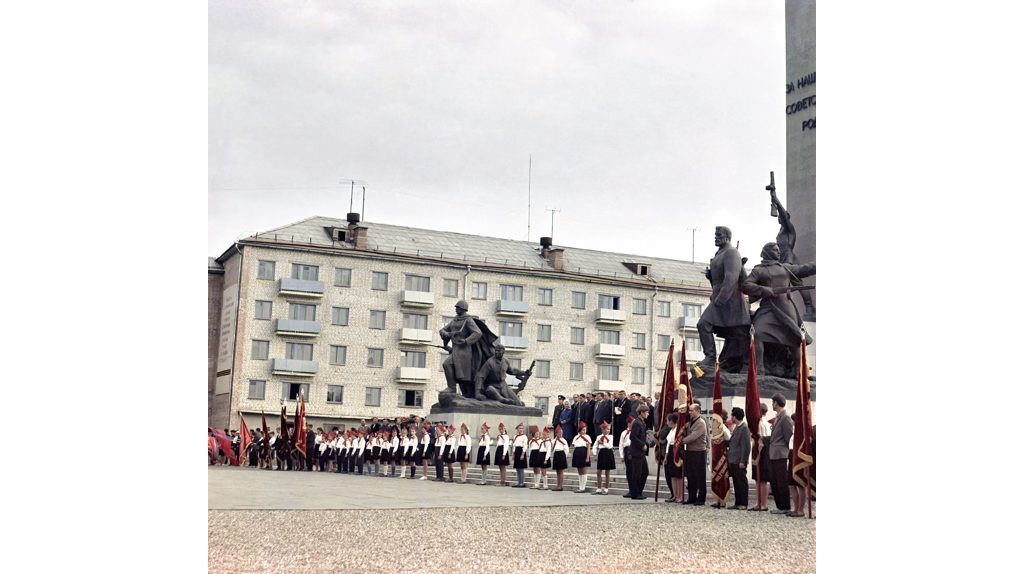 Опубликовали архивный снимок, как в Брянске отмечали День Победы 60 лет назад