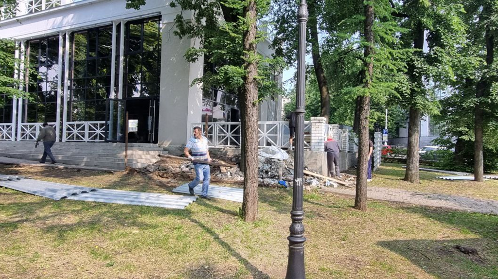 В сквере Карла Маркса в Брянске затянулось строительство кафе «Ветерок»