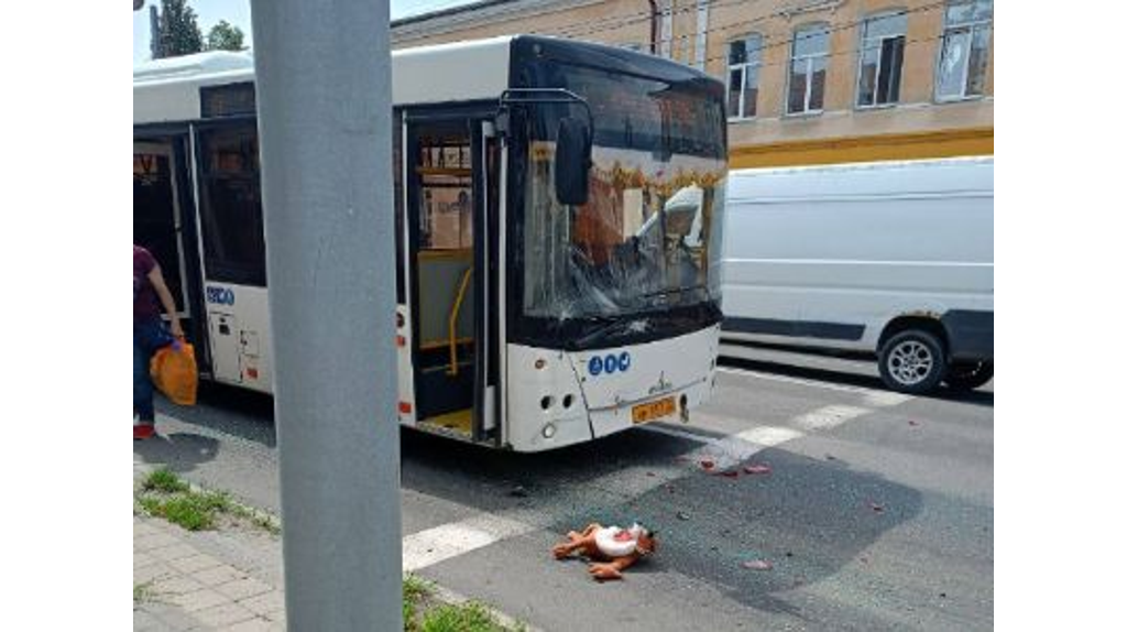 В Брянске на улице Калинина автобус №11 въехал в легковушку