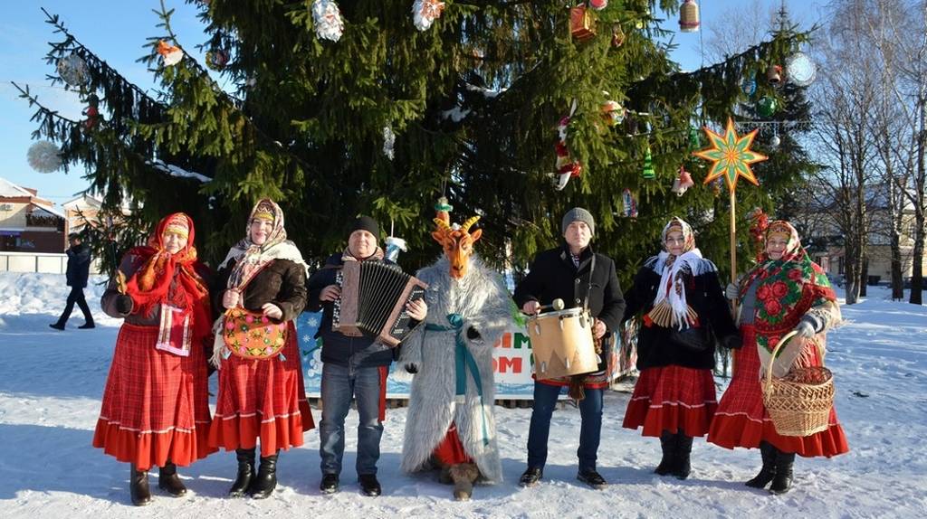 В Трубчевском районе ансамбль «Дрема» провел святочные колядки