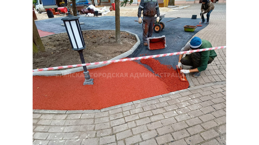 В Брянске на детской площадке в парке Толстого укладывают резиновое покрытие