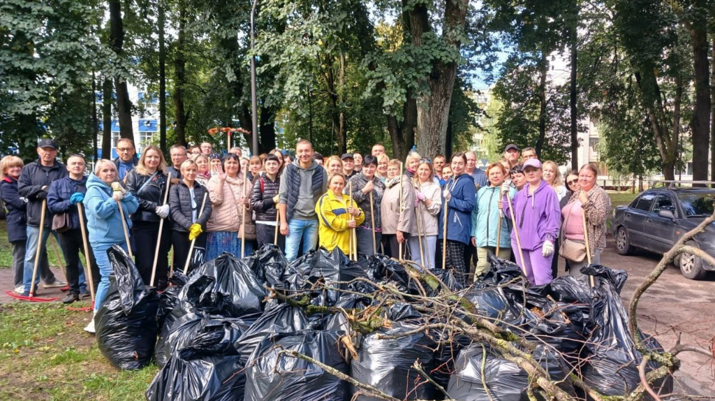 В первом общегородском субботнике в Брянске приняли участие более 3 тысяч человек