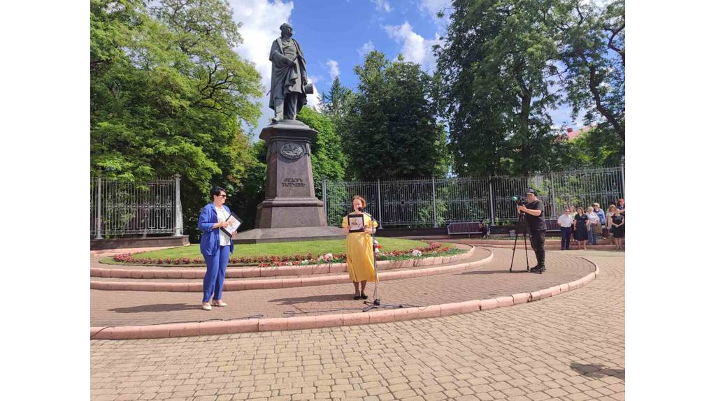 В Брянске с возложения цветов к памятнику Ф.И. Тютчеву стартовал праздник поэзии