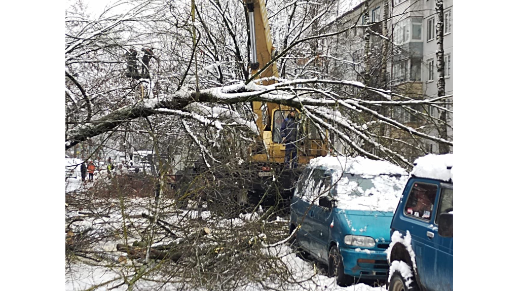 В Брянске устраняют последствия снегопада