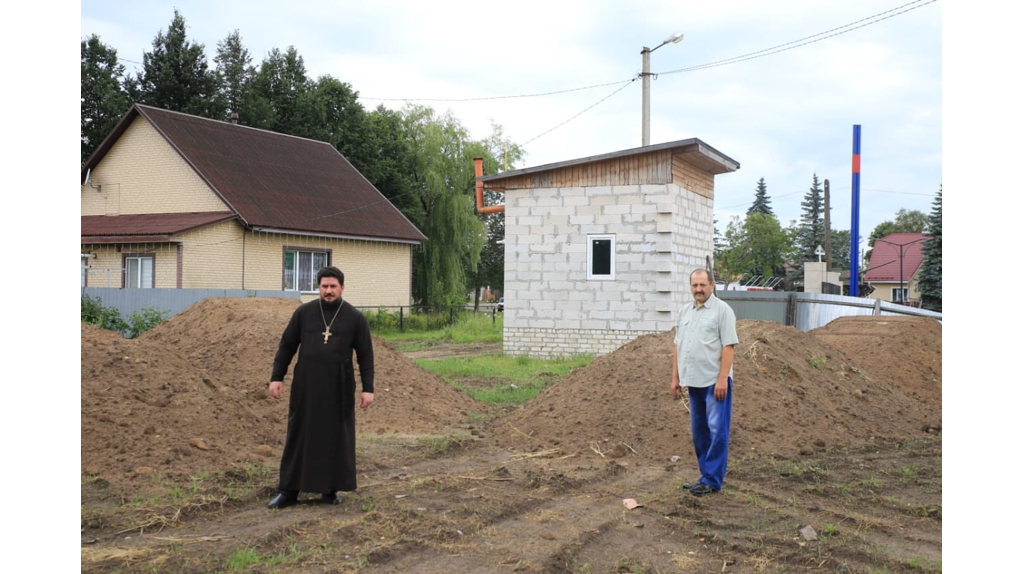 В Клетне благоустраивают территорию храма в честь иконы Божией Матери «Всецарица»