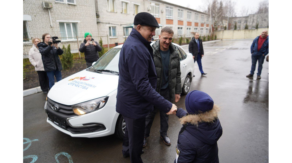 Губернатор вручил ключи от машины брянскому герою СВО Сергею Артюхову