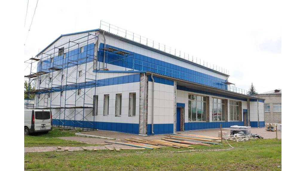 В брянском поселке Комаричи продолжается ремонт спортшколы «Юность»