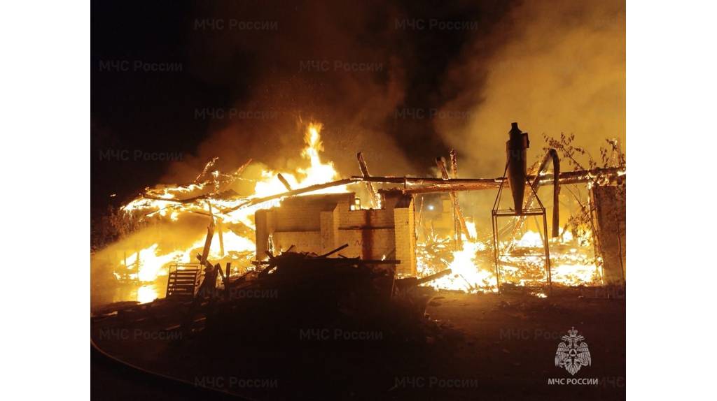 Ночью в Трубчевске сгорел дом, обошлось без пострадавших