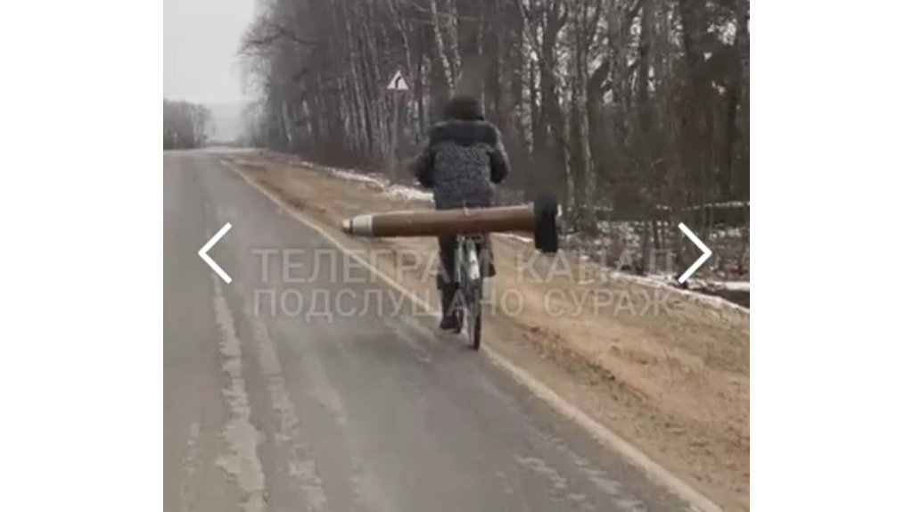 На брянской трассе заметили велосипедиста с боеприпасом на багажнике