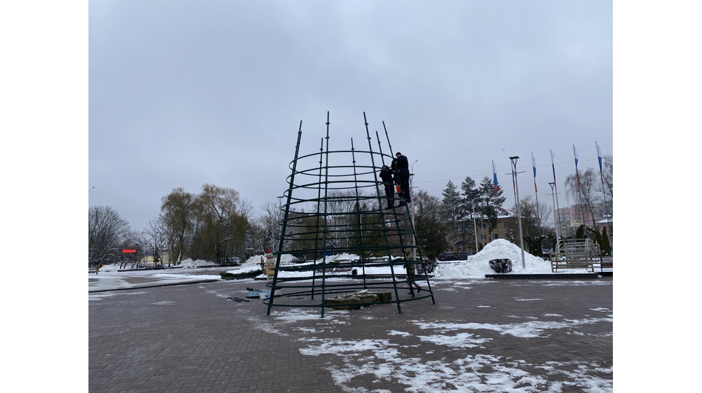 На площади Воинской славы в Брянске устанавливают искусственную новогоднюю елку