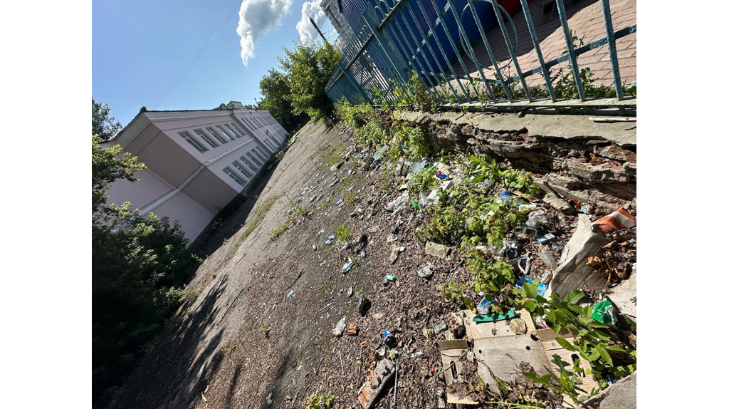 В Брянске Росимущество попросили убрать свалку возле принадлежащего ему здания