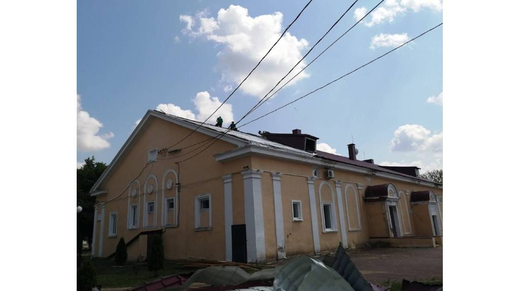 В Новозыбкове ураганный ветер повредил крышу кинотеатра «Октябрь»