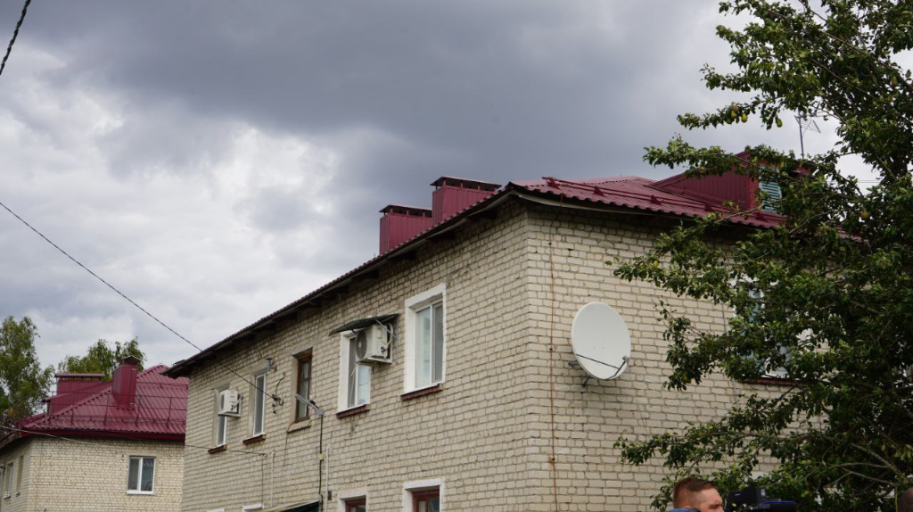 В поселках Локоть и Погребы капитально отремонтировали крыши 7 многоэтажек
