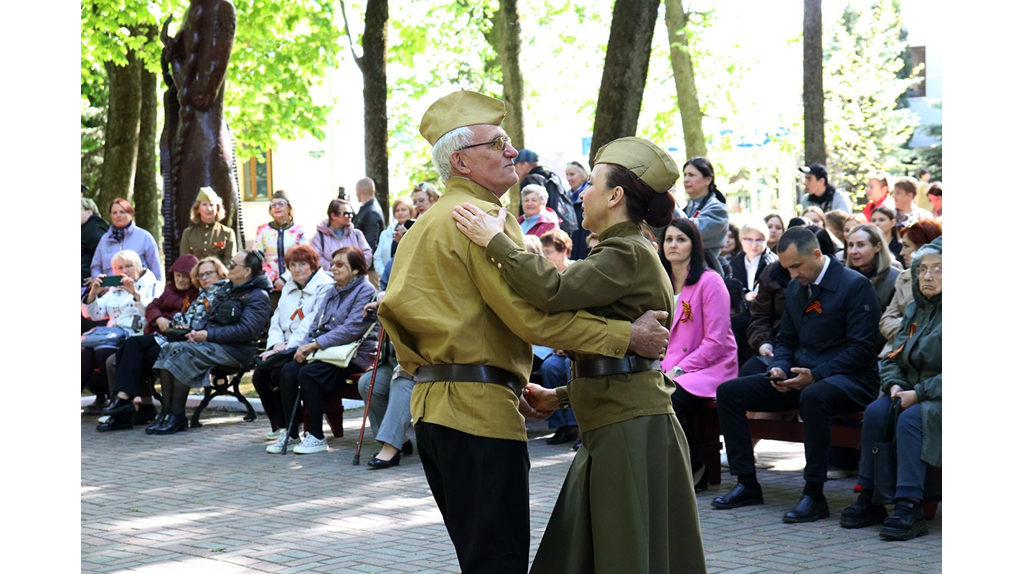 «Танцующий май» нахлынул на аллеи парка Толстого в Брянске